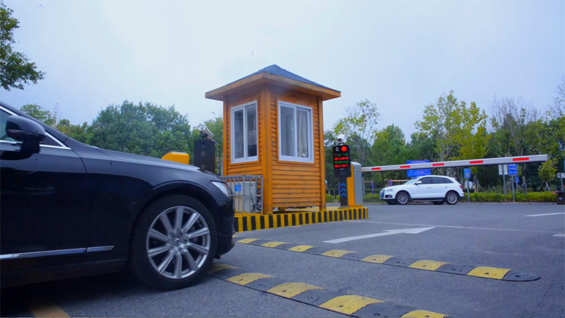 Identify vehicle information based on UHF RFID intelligent vehicle management system, and automatically release after confirmation